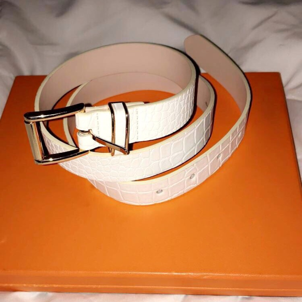 SOLD ‼️White snake print belt